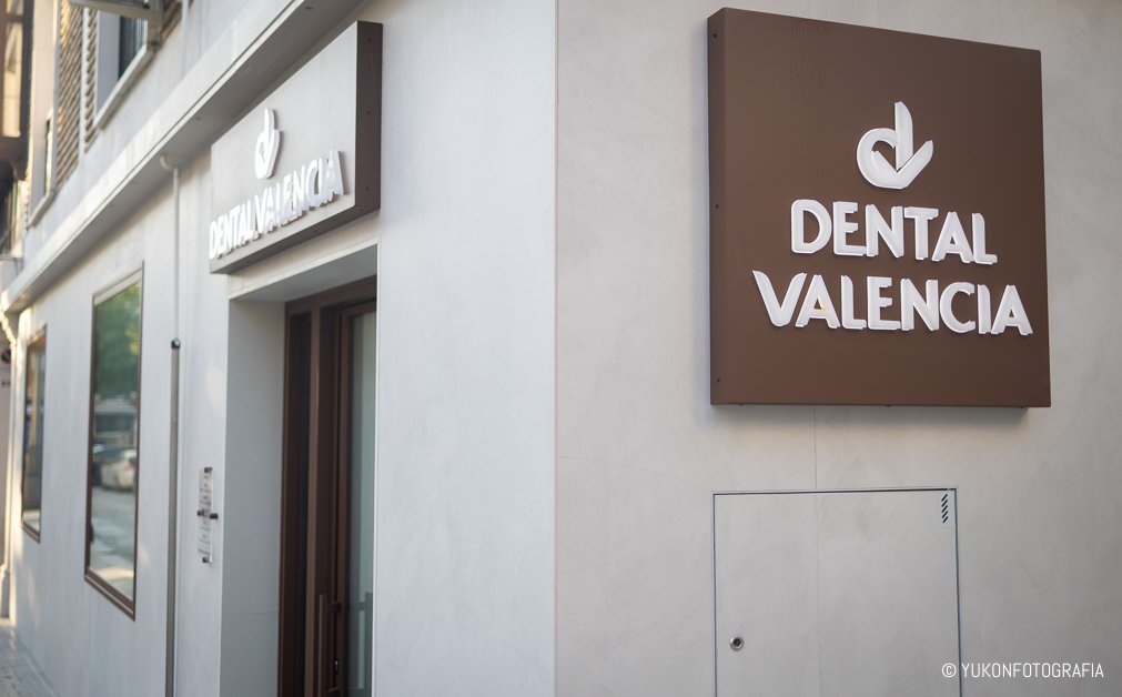 Fachada exterior de la Clínica Dental Valencia